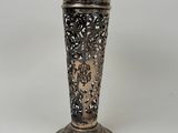 un vase en argent posé sur une table