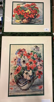 trois photos de fleurs encadrées exposées dans un magasin