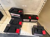 de nombreuses piles qui se trouvent en rayon dans le magasin