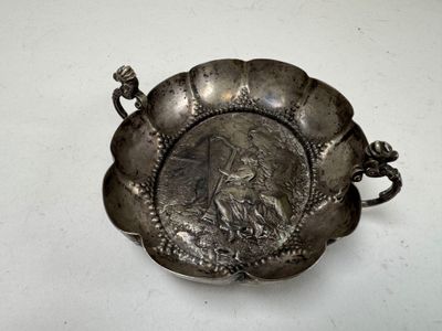 Petite coupe polylobée probablement en argent repoussé à déc… - Photo 1