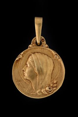 gros plan d'une pièce d'or portant un visage de femme