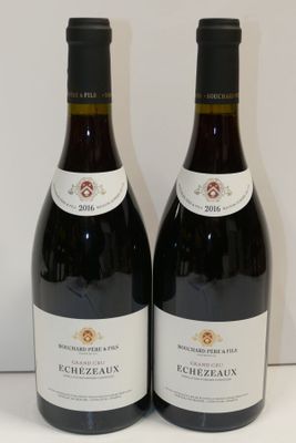 deux bouteilles de vin posées l'une à côté de l'autre sur une table