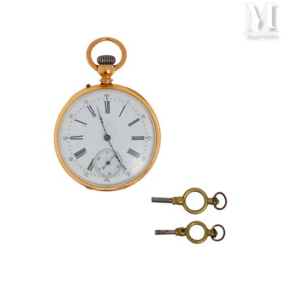 une montre de poche en or et deux clés sur fond blanc