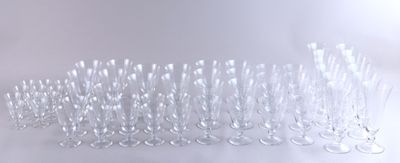 de nombreux verres à vin vides alignés sur une table