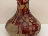 un vase en verre posé sur une table