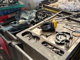 un établi sur lequel sont posés des outils dans un garage