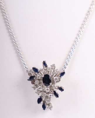 un gros plan d'un collier orné de pierres bleues et blanches sur un mannequin blanc