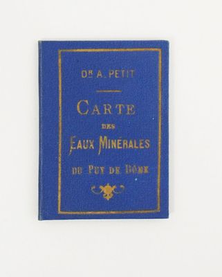 un vieux livre bleu avec des inscriptions dorées sur une page blanche