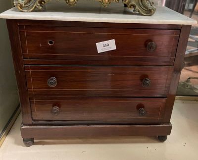 une commode en bois avec un plateau en marbre