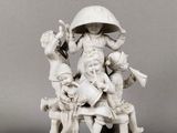 figurine représentant une femme assise sur un banc avec deux enfants