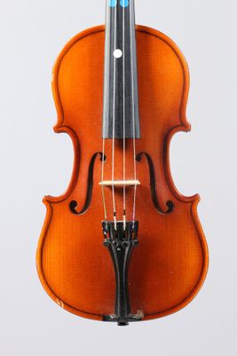 gros plan d'un violon avec un archet sur fond blanc
