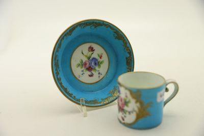 une tasse et une soucoupe placées l'une à côté de l'autre sur une table