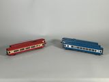 deux petits trains assis l'un à côté de l'autre sur une table