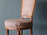 une image représentant une chaise avec un coussin posé dessus, dans une pièce