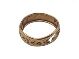 gros plan d'une bague en or sur fond blanc