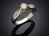 gros plan d'une bague en diamant sur une surface noire