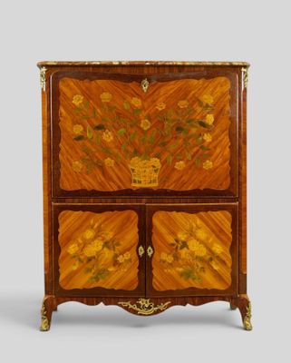 une image représentant un petit meuble orné de fleurs peintes