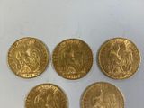 quatre souverains d'or, dont l'un représente un lion et l'autre un lion