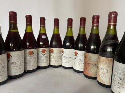 plusieurs bouteilles de vin sont alignées sur une table