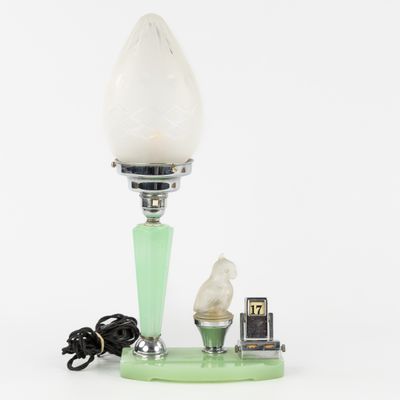 l'image d'une lampe posée sur une table