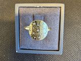 une bague en or et en argent ornée d'un motif en forme d'étoile rayonnante