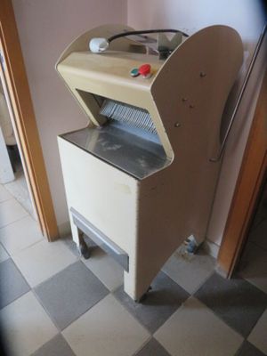 a machine that is sitting on the floor in a room