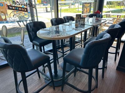 des tables et des chaises dans un restaurant donnant sur la rue