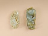 deux figurines en jade représentant un garçon et une fille