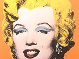 une image représentant un tableau de Marilyn Monroe sur fond orange
