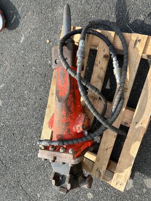 une photo d'un morceau de bois auquel est fixé un tuyau