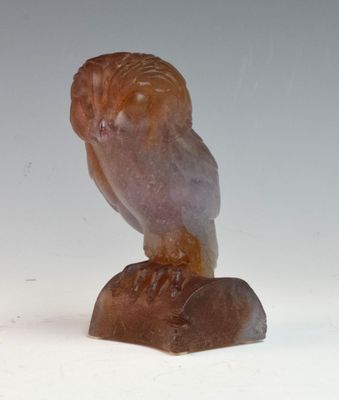 une statue représentant un hibou perché sur un rocher