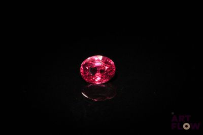 un diamant rose sur une surface noire