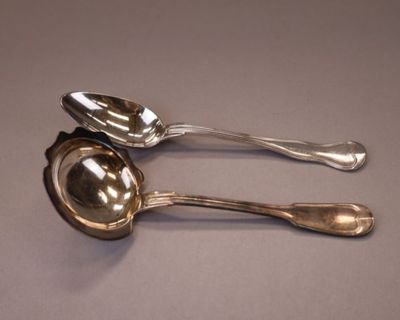 two spoons that are sitting next to each other on a table