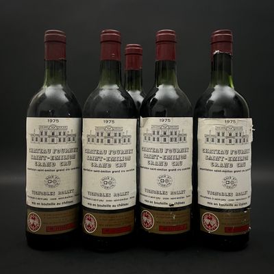 trois bouteilles de vin posées sur une table noire