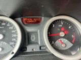 un gros plan d'un tableau de bord avec un compteur de vitesse et des jauges