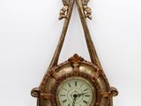 une horloge accrochée au mur sur un fond blanc