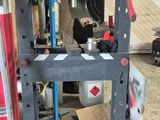 une machine qui se trouve dans un garage, à côté d'une échelle