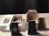 trois appareils électroniques posés sur une table