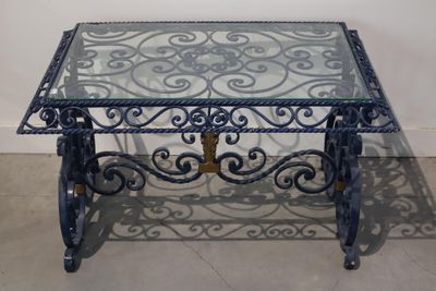 Table basse rectangulaire en fer forgé laqué bleu rehaussé d…