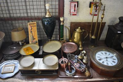 une table sur laquelle se trouvent de nombreux objets différents