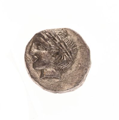 une vieille pièce de monnaie sur laquelle figure une tête de femme