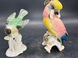 deux figurines de perroquets posées l'une sur l'autre