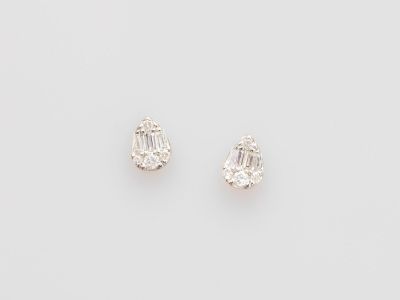 une paire de boucles d'oreilles en diamant sur fond blanc