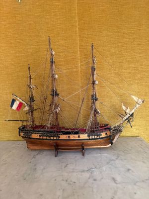 une maquette de bateau posée sur une table dans une pièce