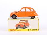 une petite voiture orange posée sur une boîte