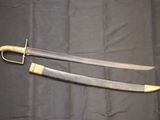 paire de sabres de samouraï japonais anciens, ornés de garnitures en laiton, sur fond noir