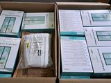 plusieurs boîtes d'appareils électroniques sont empilées les unes sur les autres