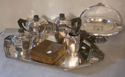 un plateau en argent avec des couverts posé sur une table