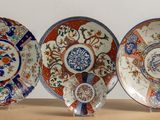 trois assiettes avec des motifs sont posées sur une table