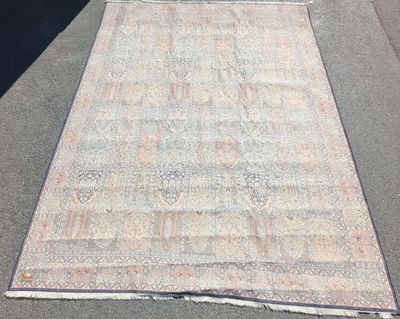 tapis posé à même le sol, sur le trottoir, devant un immeuble